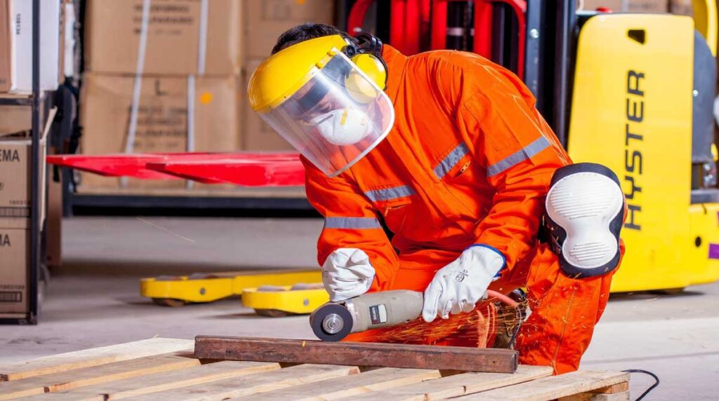 hombre trabajando con epp
